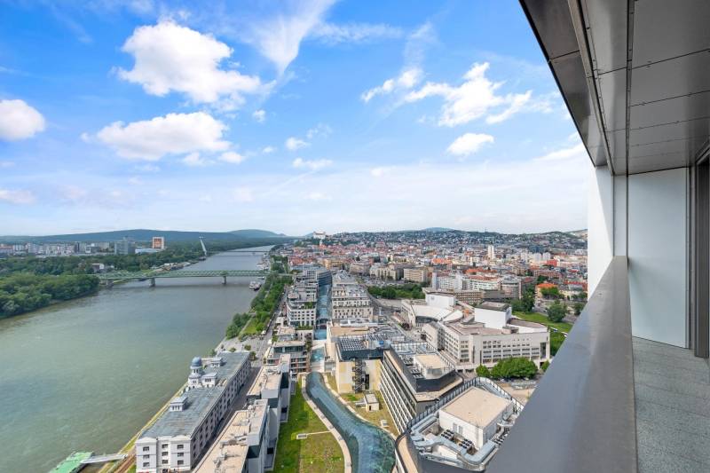 RESERVED︱EUROVEA TOWER - Spacious 1-bed. apt., castle view, 28th floor