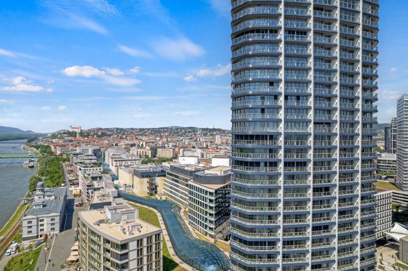 THE HOME︱EUROVEA TOWER - Panoramic 2-bed. apt. castle view, 22th floor