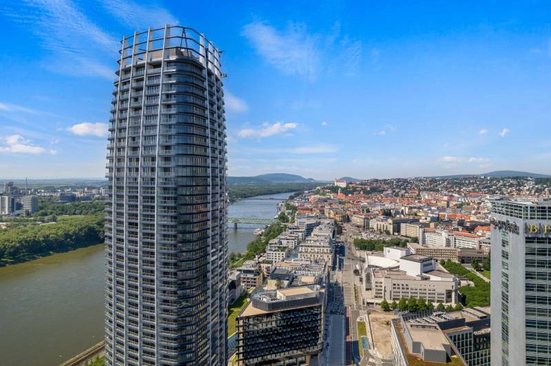 THE HOME︱EUROVEA TOWER - Panoramic 2-bed. apt. castle view, 22th floor