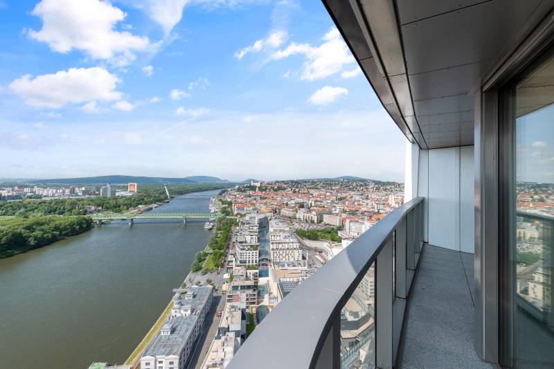 THE HOME︱EUROVEA TOWER - Exclusive 3-bed. apt. Danube view, 33th floor