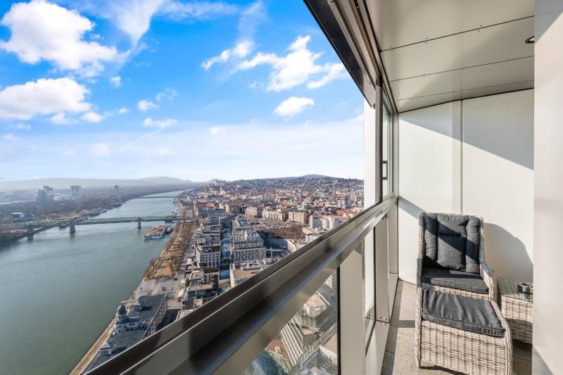 FOR RENT︱EUROVEA TOWER - New 1-bed. apartment, castle view, 33th floor