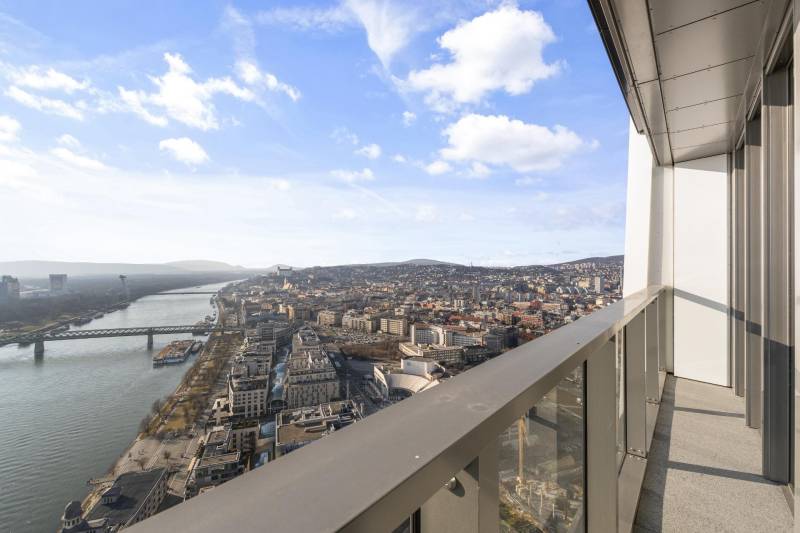 THE HOME︱EUROVEA TOWER - 1 BED apartment with castle view 36fl. LUX