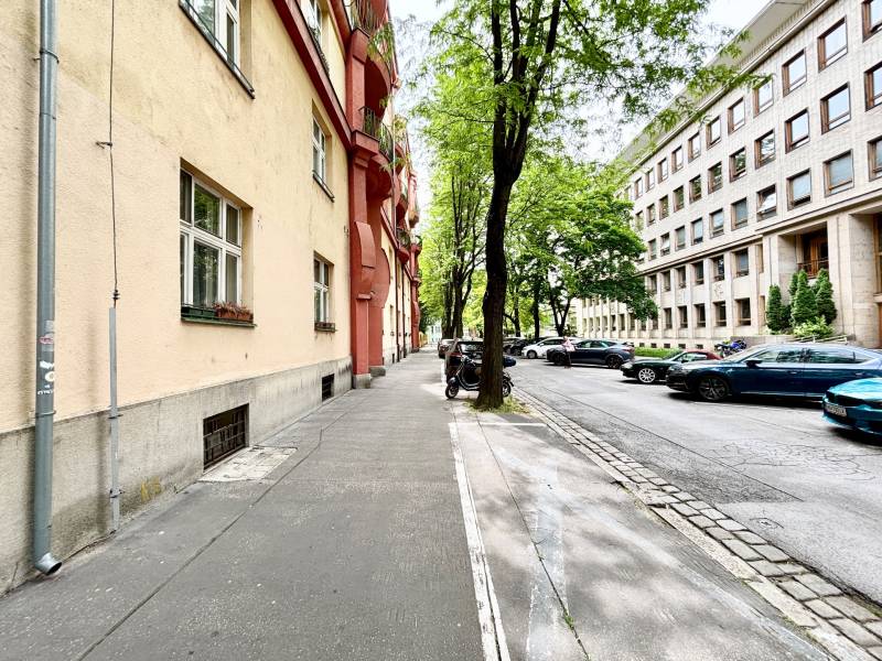 FOR SALE - City center 3bed. apt. with high ceilings, 116m2, Sasinkova