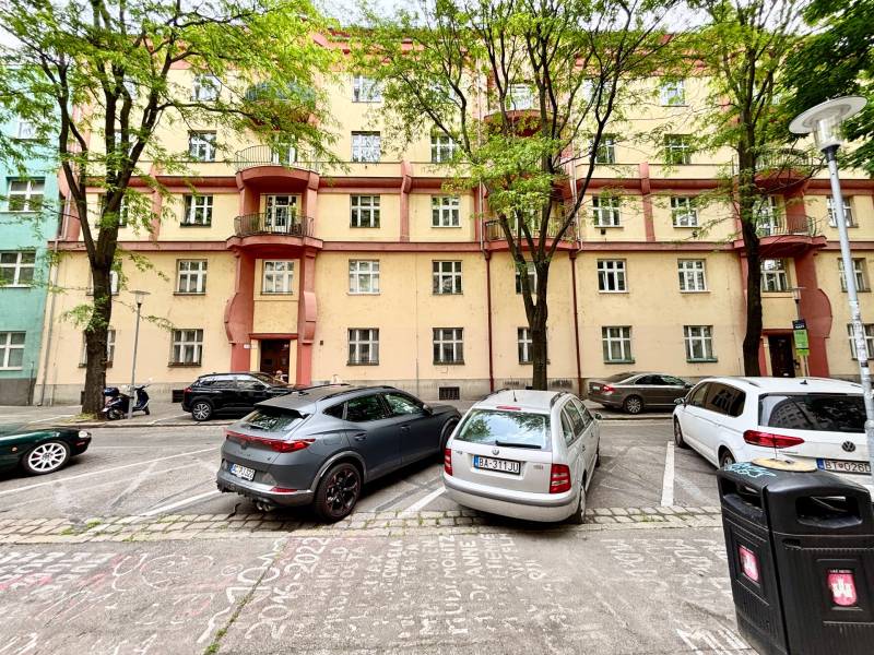 FOR SALE - City center 3bed. apt. with high ceilings, 116m2, Sasinkova
