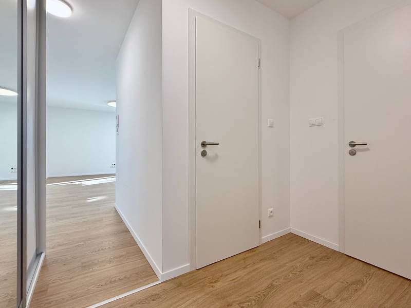 FOR RENT︱NOVÁ VLÁRSKA unfurnished 1BED apt. including parking, Kramáre