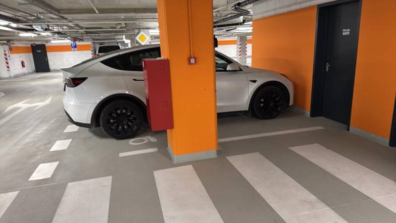 THE HOME︱EUROVEA TOWER - Parking place in garage for small car