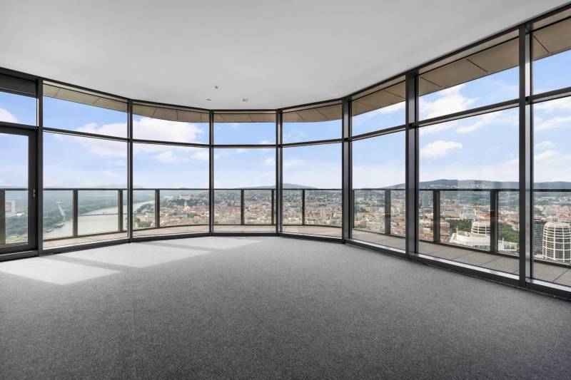 THE HOME︱EUROVEA TOWER - Penthouse on the highest floor