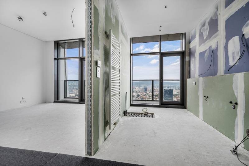 THE HOME︱EUROVEA TOWER - Penthouse on the highest floor