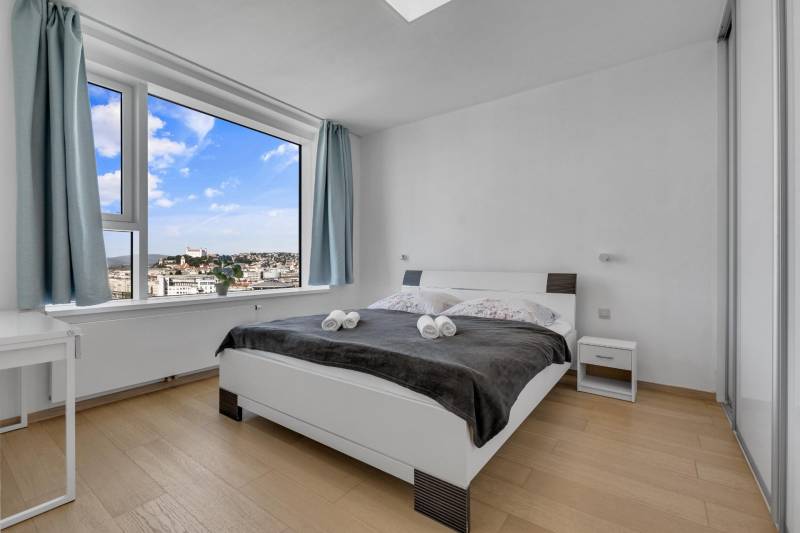 THE HOME︱PANORAMA TOWER - 2 bed apt. with beautiful castle view